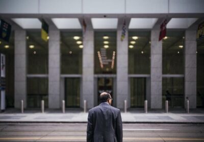 Blog Business man crossing a street to a building